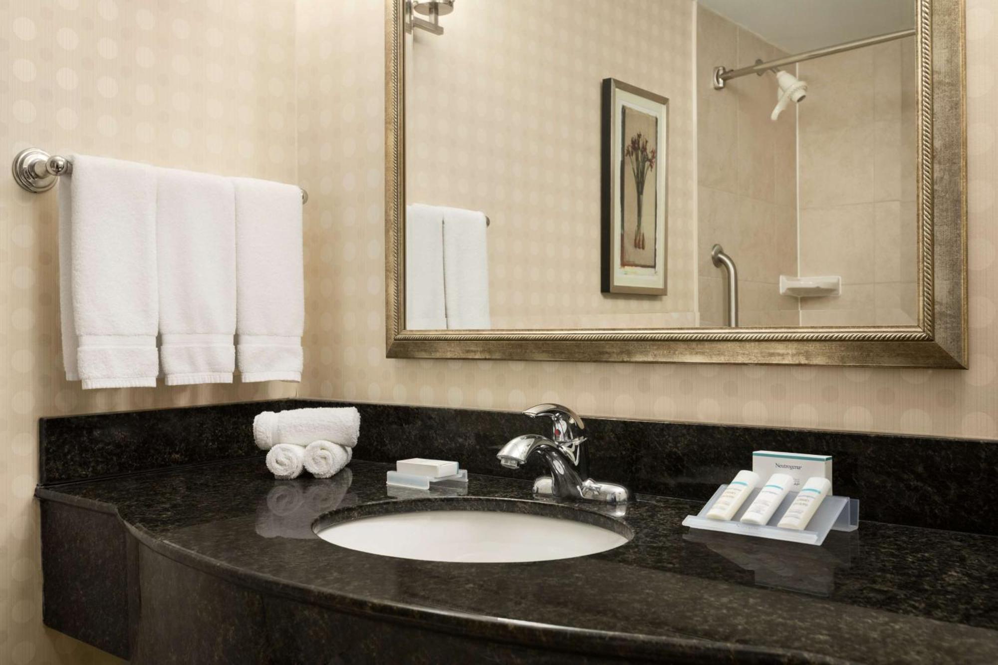 Hilton Garden Inn Toronto/Вон Екстер'єр фото